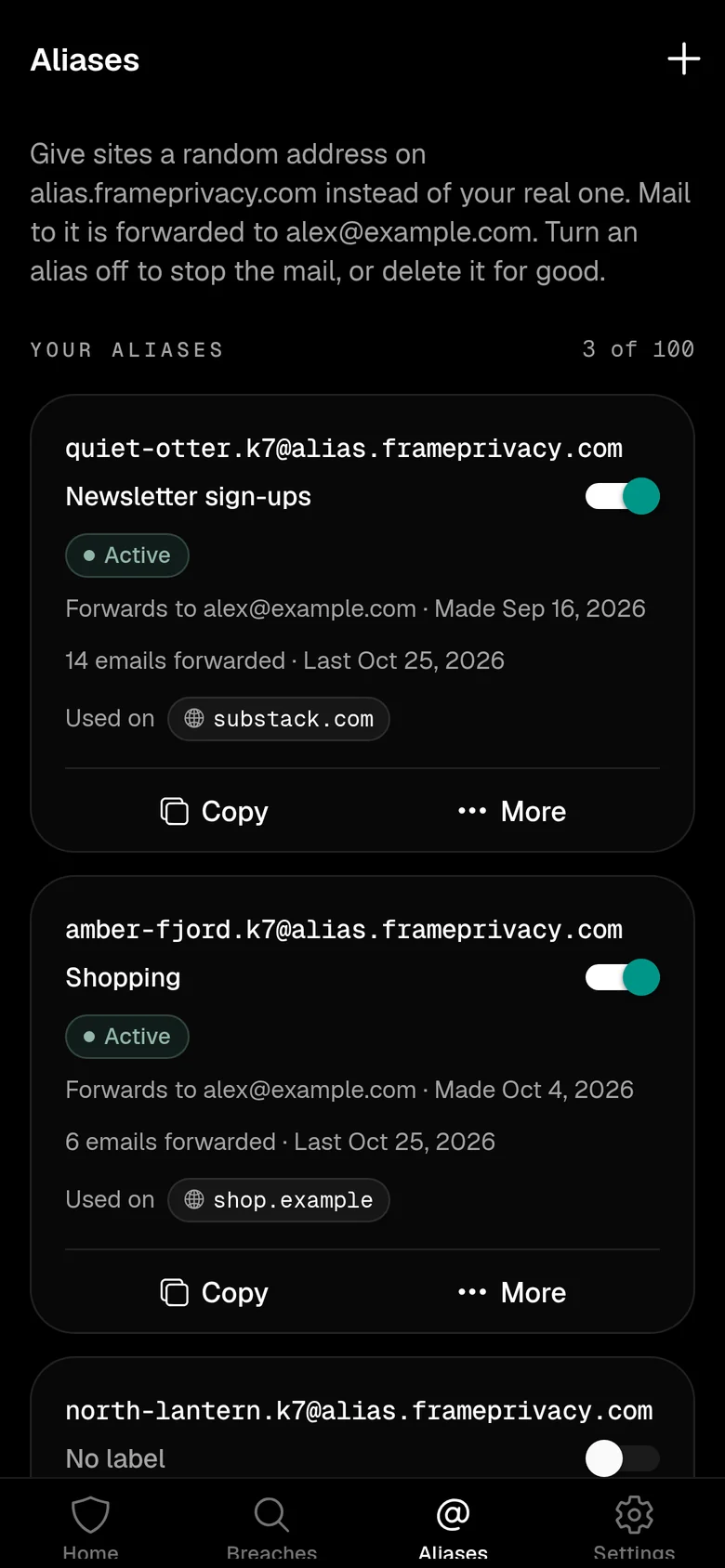 L’écran Alias avec trois adresses aléatoires sur alias.frameprivacy.com, chacune avec une étiquette, un interrupteur et le nombre de courriels transférés.